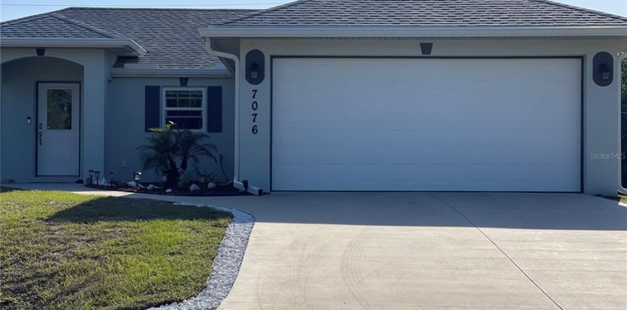 House in Englewood, Florida 3 bedrooms, 123.1 sq.m. № 1721647