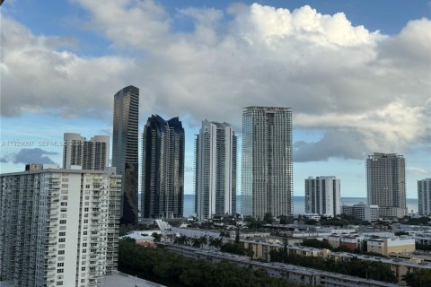 Condo in Sunny Isles Beach, Florida, 2 bedrooms  № 1989929 - photo 2