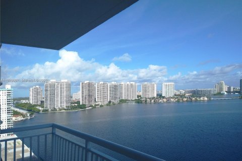 Condo in Sunny Isles Beach, Florida, 2 bedrooms  № 1989929 - photo 1