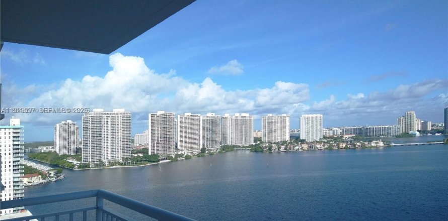 Condo in Sunny Isles Beach, Florida, 2 bedrooms  № 1989929