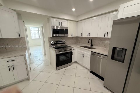 Condo in Sunny Isles Beach, Florida, 2 bedrooms  № 1989929 - photo 7