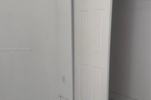 Casa en alquiler en Hallandale Beach, Florida, 2 dormitorios, 53.23 m2 № 2086157 - foto 7