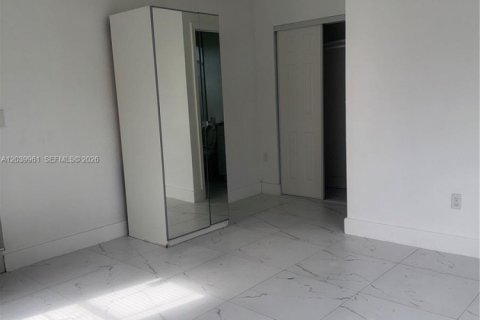 Casa en alquiler en Hallandale Beach, Florida, 2 dormitorios, 53.23 m2 № 2086157 - foto 8