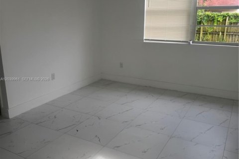 Casa en alquiler en Hallandale Beach, Florida, 2 dormitorios, 53.23 m2 № 2086157 - foto 10