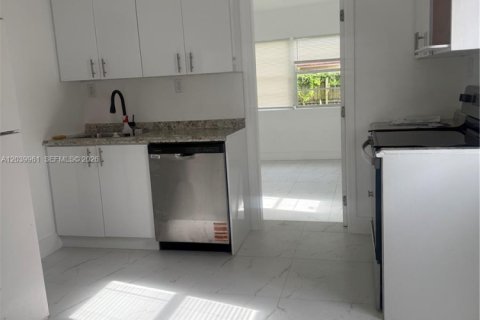 Casa en alquiler en Hallandale Beach, Florida, 2 dormitorios, 53.23 m2 № 2086157 - foto 5