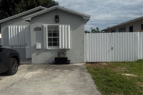 Casa en alquiler en Hallandale Beach, Florida, 2 dormitorios, 53.23 m2 № 2086157 - foto 2