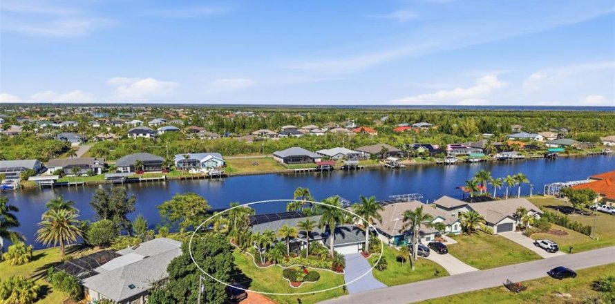 House in Port Charlotte, Florida 3 bedrooms, 197.6 sq.m. № 2144133