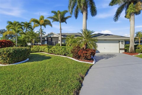 House in Port Charlotte, Florida 3 bedrooms, 197.6 sq.m. № 2144133 - photo 2