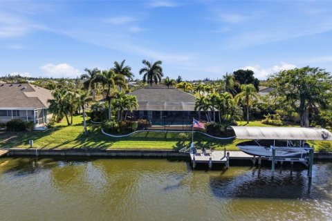 House in Port Charlotte, Florida 3 bedrooms, 197.6 sq.m. № 2144133 - photo 5