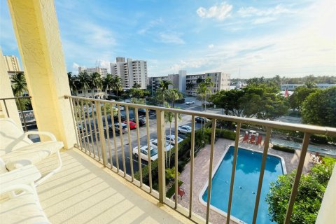 Copropriété à louer à Pompano Beach, Floride: 2 chambres, 91.97 m2 № 966142 - photo 1