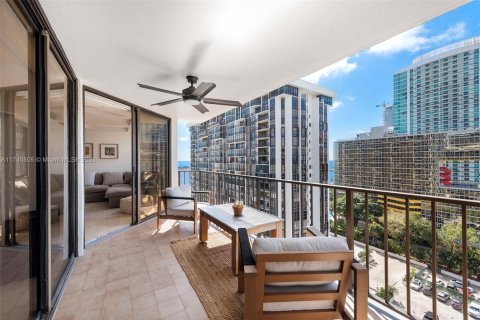 Condo in Miami, Florida, 2 bedrooms  № 1697399 - photo 27