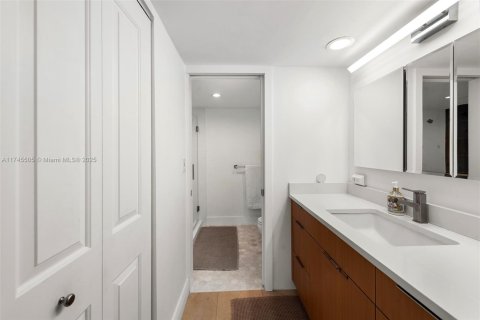 Condo in Miami, Florida, 2 bedrooms  № 1697399 - photo 11