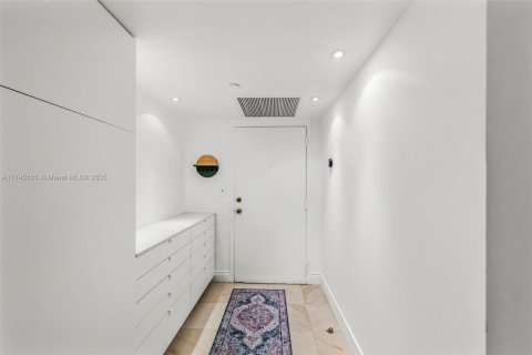 Condo in Miami, Florida, 2 bedrooms  № 1697399 - photo 19