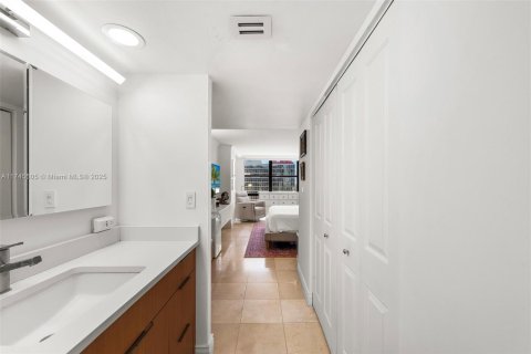 Condo in Miami, Florida, 2 bedrooms  № 1697399 - photo 13