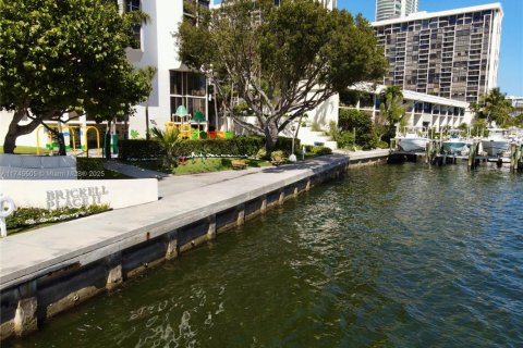 Condo in Miami, Florida, 2 bedrooms  № 1697399 - photo 15