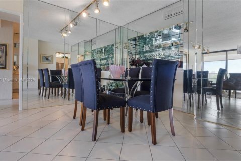 Condo in Aventura, Florida, 2 bedrooms  № 1948764 - photo 9