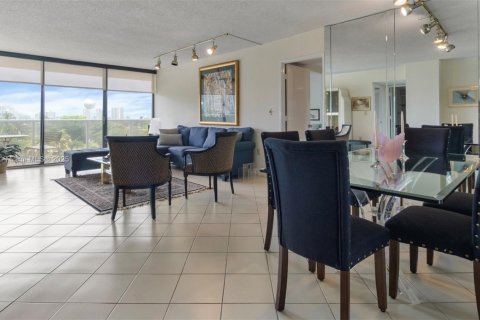 Condo in Aventura, Florida, 2 bedrooms  № 1948764 - photo 8