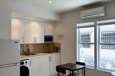 Condominio en venta en Miami Beach, Florida, 26.94 m2 № 1938474 - foto 1