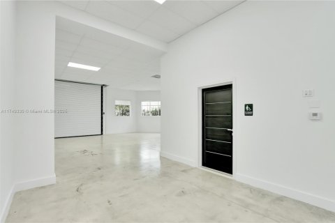Commercial property in Miami, Florida № 1861036 - photo 7
