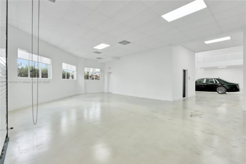 Commercial property in Miami, Florida № 1861036 - photo 9