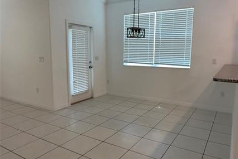 Townhouse in Zephyrhills, Florida 3 bedrooms, 166.02 sq.m. № 1856337 - photo 11