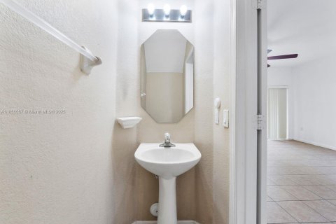 Townhouse in Tamarac, Florida 3 bedrooms, 132.66 sq.m. № 1877881 - photo 12