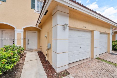 Townhouse in Tamarac, Florida 3 bedrooms, 132.66 sq.m. № 1877881 - photo 8
