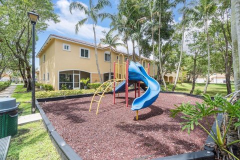 Townhouse in Tamarac, Florida 3 bedrooms, 132.66 sq.m. № 1877881 - photo 2