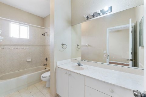 Townhouse in Tamarac, Florida 3 bedrooms, 132.66 sq.m. № 1877881 - photo 15