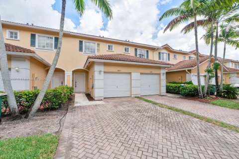 Townhouse in Tamarac, Florida 3 bedrooms, 132.66 sq.m. № 1877881 - photo 1
