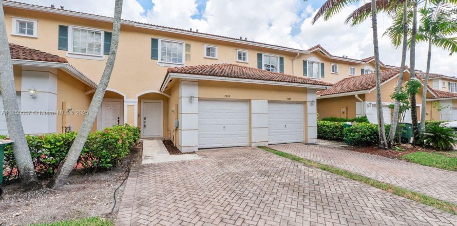 Townhouse in Tamarac, Florida 3 bedrooms, 132.66 sq.m. № 1877881