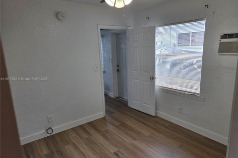 Купить коммерческую недвижимость в Майами, Флорида № 1977605 - фото 21