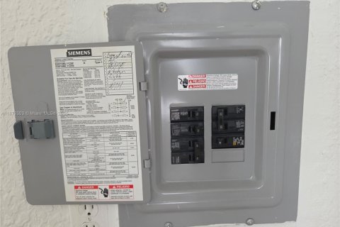 Купить коммерческую недвижимость в Майами, Флорида № 1977605 - фото 24