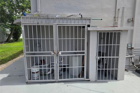 Купить коммерческую недвижимость в Майами, Флорида № 1977605 - фото 12