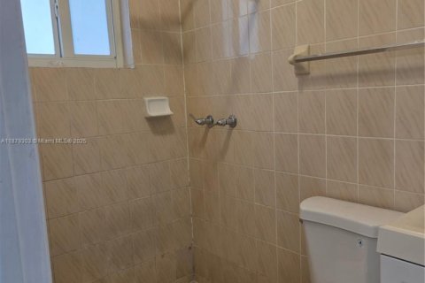 Купить коммерческую недвижимость в Майами, Флорида № 1977605 - фото 22