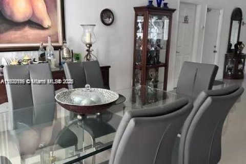 Снять в аренду виллу или дом в Хомстед, Флорида 3 спальни, 182.83м2, № 1923322 - фото 5