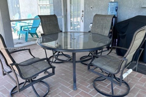 Снять в аренду виллу или дом в Хомстед, Флорида 3 спальни, 182.83м2, № 1923322 - фото 7