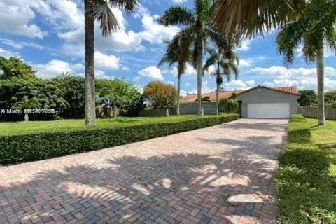 Снять в аренду виллу или дом в Хомстед, Флорида 3 спальни, 182.83м2, № 1923322 - фото 1