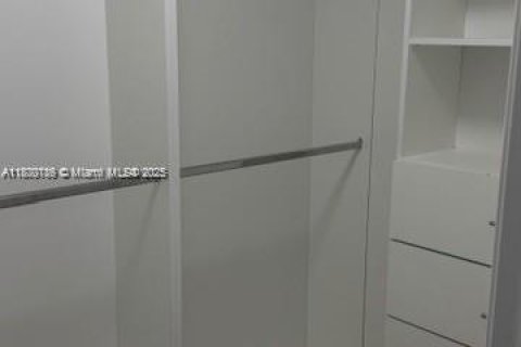 Снять в аренду виллу или дом в Хомстед, Флорида 3 спальни, 182.83м2, № 1923322 - фото 10