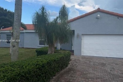 Снять в аренду виллу или дом в Хомстед, Флорида 3 спальни, 182.83м2, № 1923322 - фото 27