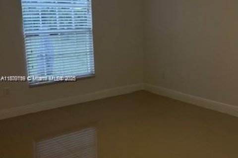 Снять в аренду виллу или дом в Хомстед, Флорида 3 спальни, 182.83м2, № 1923322 - фото 12