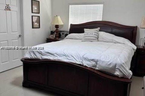 Снять в аренду виллу или дом в Хомстед, Флорида 3 спальни, 182.83м2, № 1923322 - фото 8