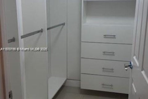 Снять в аренду виллу или дом в Хомстед, Флорида 3 спальни, 182.83м2, № 1923322 - фото 11