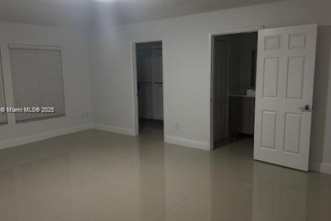 Снять в аренду виллу или дом в Хомстед, Флорида 3 спальни, 182.83м2, № 1923322 - фото 6