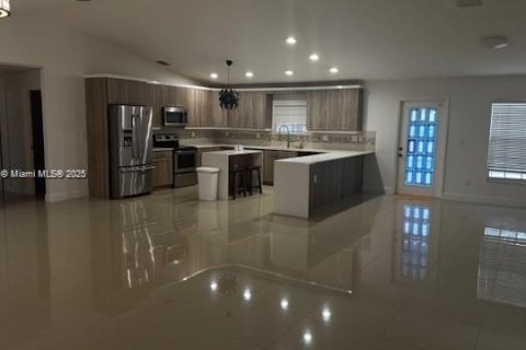 Снять в аренду виллу или дом в Хомстед, Флорида 3 спальни, 182.83м2, № 1923322 - фото 4