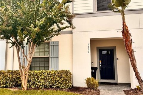 Adosado en venta en Kissimmee, Florida, 5 dormitorios, 210.24 m2 № 1907212 - foto 1