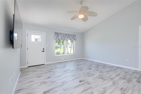 House in Port Charlotte, Florida 2 bedrooms, 115.66 sq.m. № 2396255 - photo 5