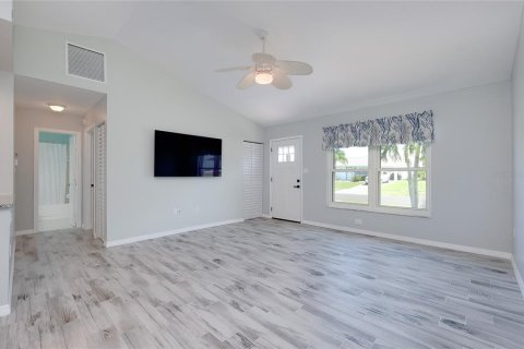 House in Port Charlotte, Florida 2 bedrooms, 115.66 sq.m. № 2396255 - photo 10