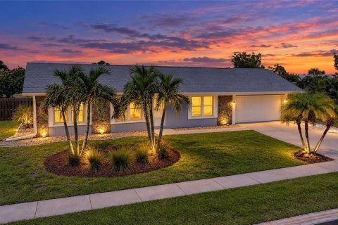 House in Port Charlotte, Florida 2 bedrooms, 115.66 sq.m. № 2396255 - photo 2