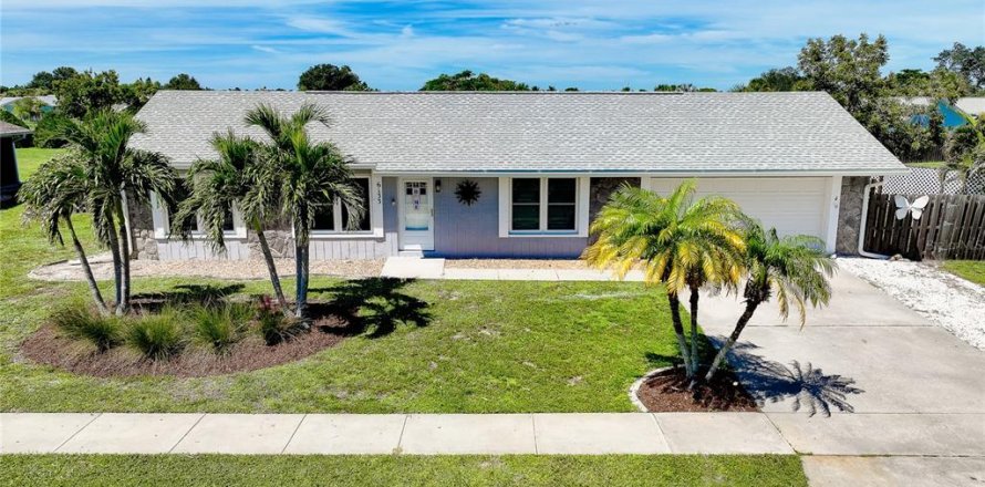 House in Port Charlotte, Florida 2 bedrooms, 115.66 sq.m. № 2396255